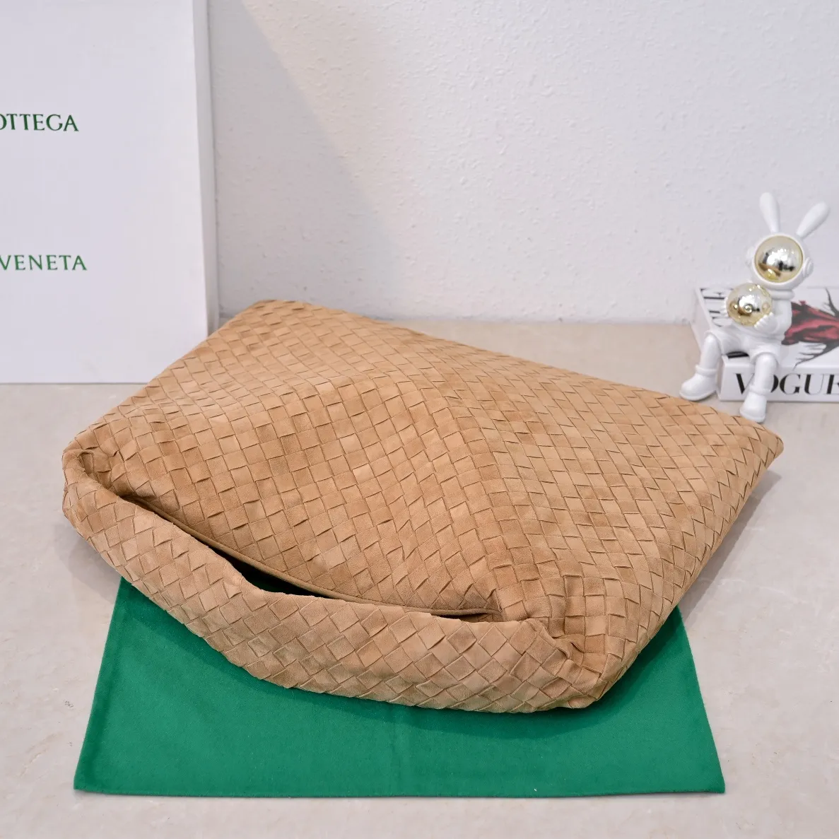 Batch 2160 #Bv Yangjin large size HOP cowhide, the bag body and handles are made of a whole piece of woven leather. The bag body is soft and lazy. Hop symbolizes the praise of innovation and eternal craftsmanship [love]. The pyramid silhouette combines practicality and fashion. Modern and casual, the bag mouth is double-sided closed design, more convenient and safe! Made of soft cowhide and full of texture, this is a must-have for fashionable ladies who like minimalism, comfort and casualness! Model: 3970 Dimensions: 54x24x13